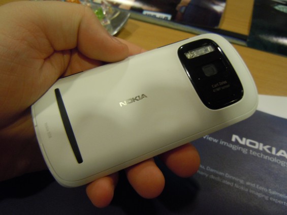 Carl Zeiss lenses, back in Nokia devices 
