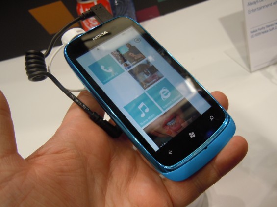 MWC   Lumia 610 Hands On Photos