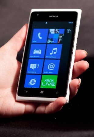 Some answers about the Nokia Lumia 900 and 800