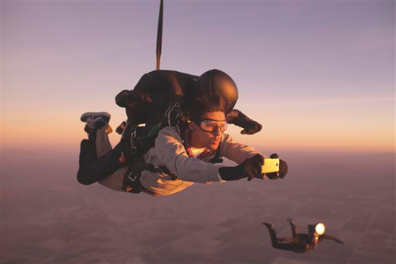 HTC One   Free fall photo shoot filmed for latest ad