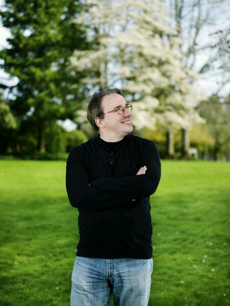 Linus Torvalds uses an Android phone