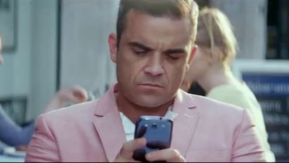 Robbie Williams uses a Galaxy SIII