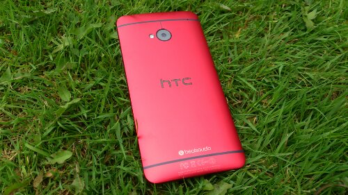 HTC One in Glamour Red   Photo special