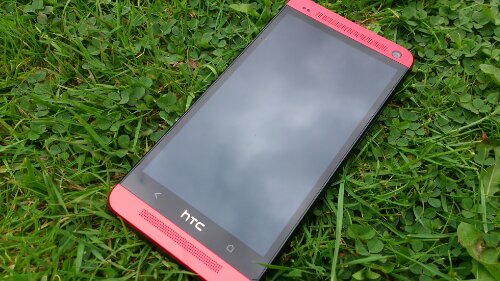 HTC One in Glamour Red   Photo special