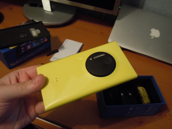 Nokia Lumia 1020   Unboxing