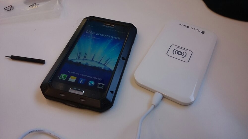 Suit of Armour Galaxy S4 and Goosewhite Qi charging pad review