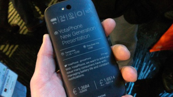 Read texts on your backside with a dual screen on the Yotaphone