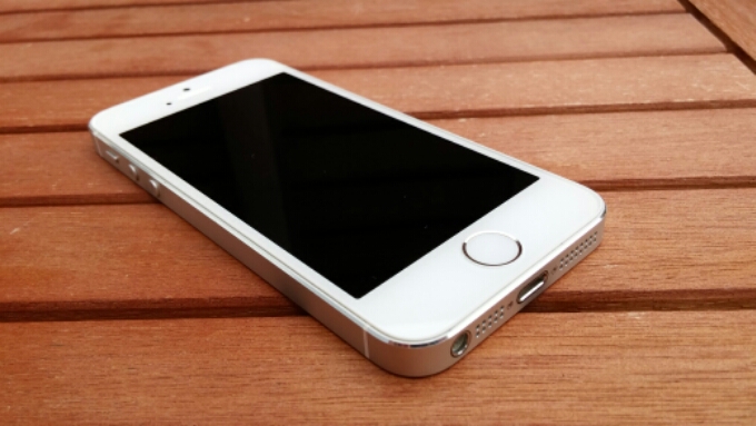 Not overly fussed on those bigger screens? Get the iPhone 5s for less