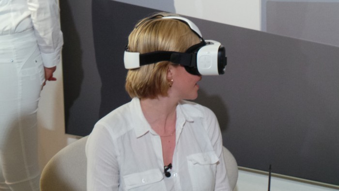 MWC   Samsung Gear VR Innovator Edition on show