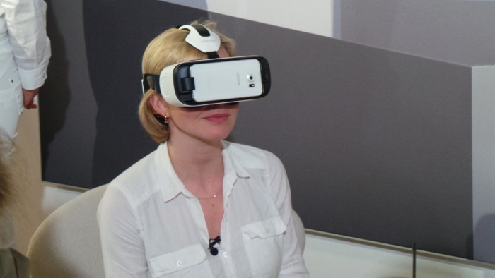 MWC   Samsung Gear VR Innovator Edition on show