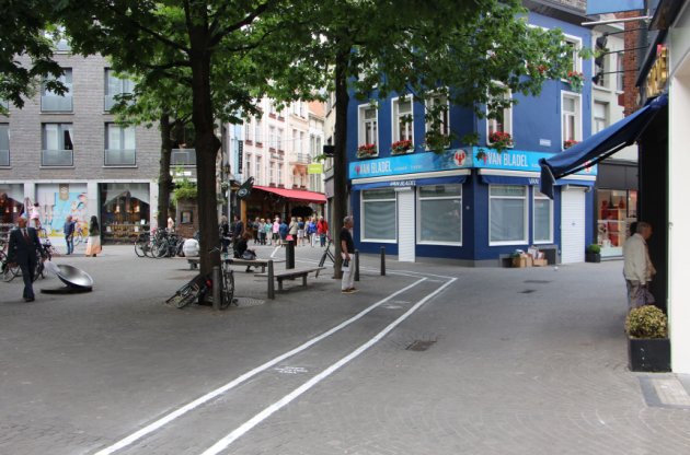 Text walking lanes introduced in Brussels