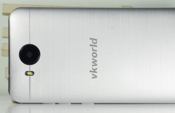 The VK800X. An incredibly cheap metallic handset that looks absolutely nothing like the HTC One M9, honest