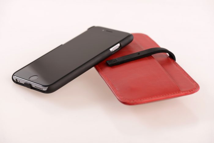 The Connected Sleeve   Charge your phone in the case!