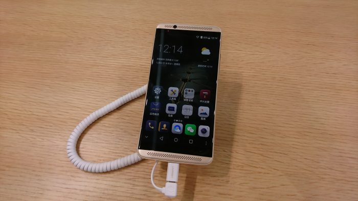 ZTE Axon 7 hands on   MWC Shanghai