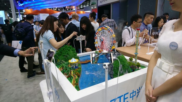 ZTE Axon 7 hands on   MWC Shanghai