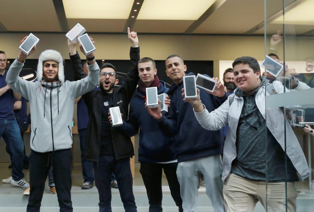 Numbers of new model iPhone sales larger than expected