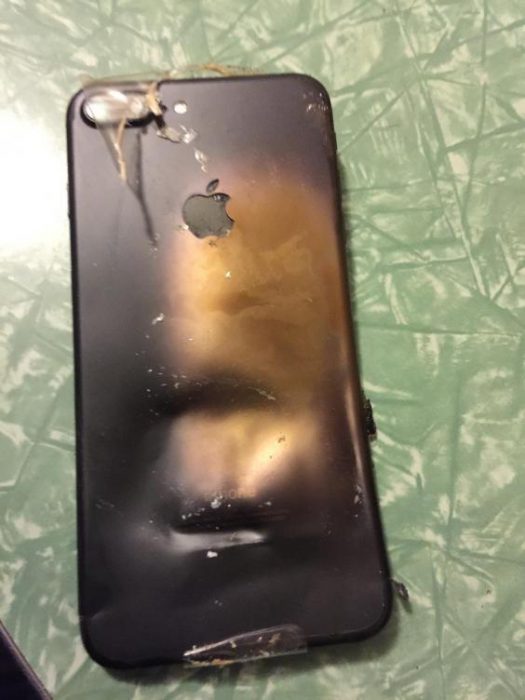 iPhone 7 explodes in transit