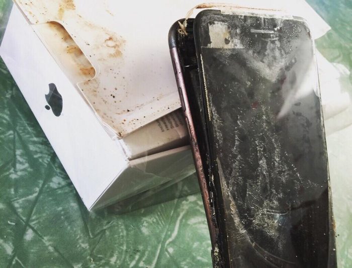 iPhone 7 explodes in transit