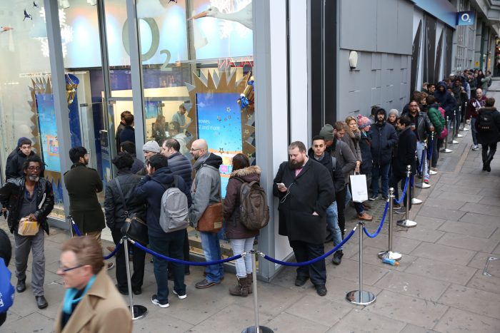 Queues form   not for Black Friday   for the new OnePlus 3T!