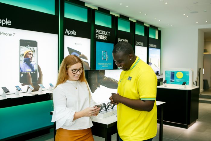 EE open up their first Showcase store