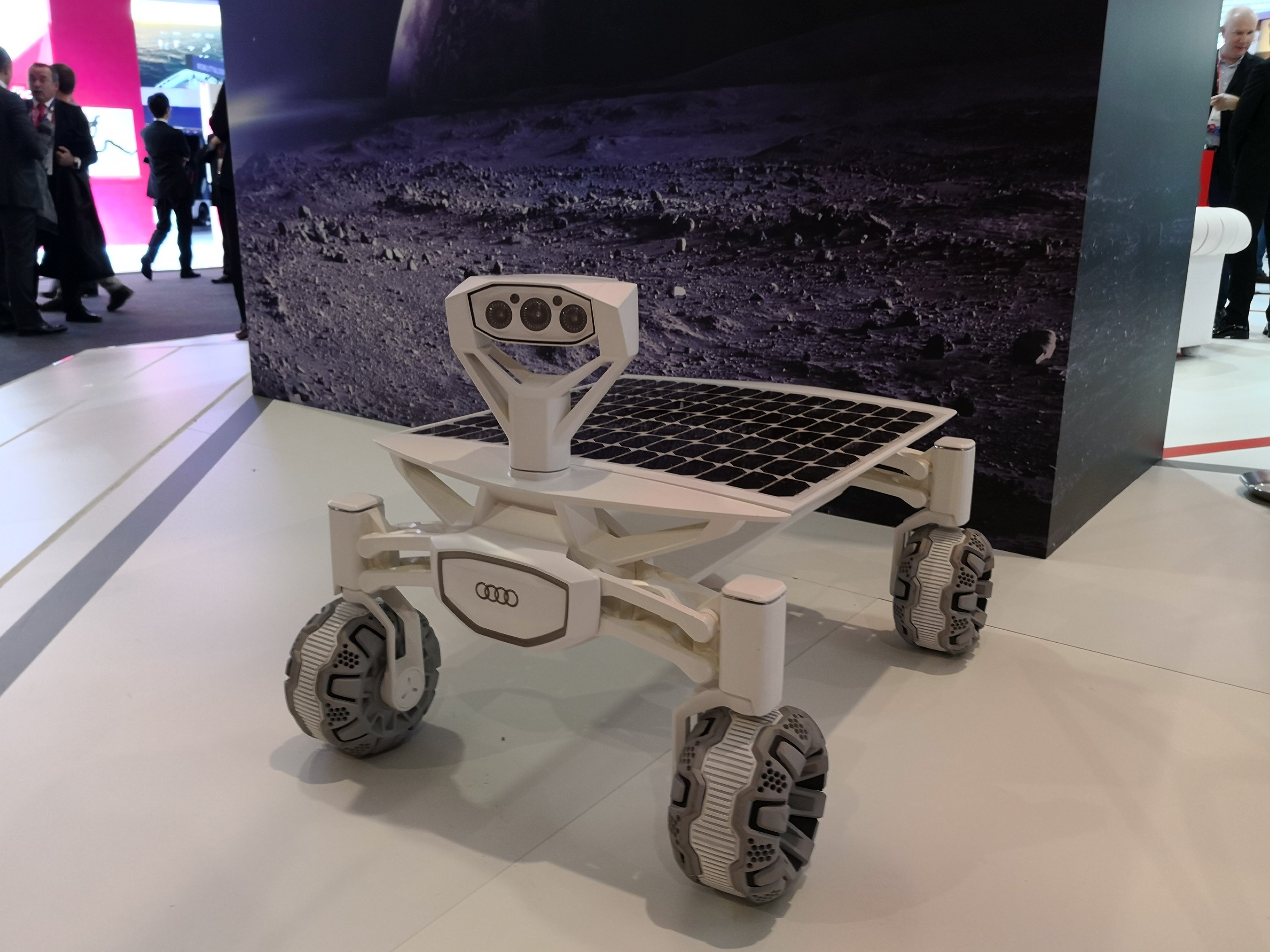 #MWC18   Vodafone announce 4G coverage... on the MOON