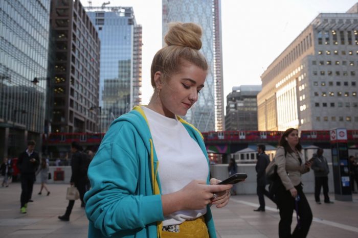 EE switch on their first live 5G site